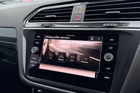 EA23ARX Volkswagen Tiguan 1.5 TSI R-Line DSG Euro 6 (s/s) 5dr Thumbnail #41