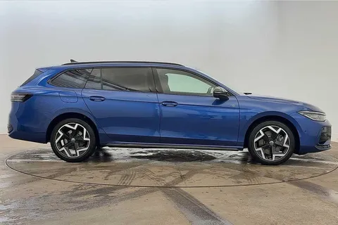 KM25UVT Volkswagen Passat 1.5 TSI eHybrid R-Line 5dr DSG Thumbnail #4