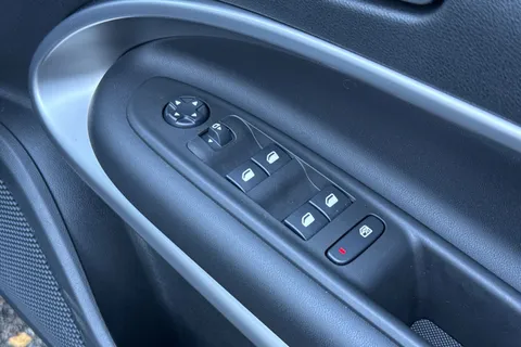 LY25NRL Jeep Avenger 1.2 e-Hybrid Summit e-DCT Euro 6 (s/s) 5dr Thumbnail #21