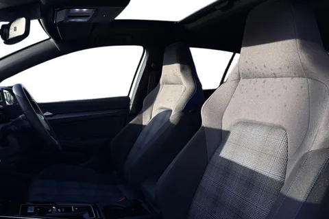 KY75RVT Volkswagen Golf 1.5 TSI 272 GTE eHybrid 5dr DSG⭐Head up Display, panoramic sunroof⭐ Thumbnail #17