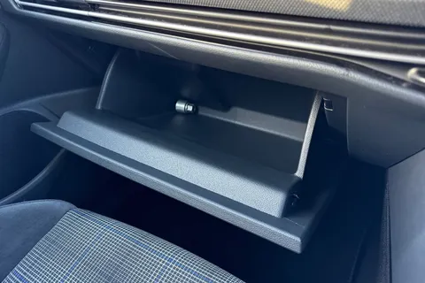 KY75RVT Volkswagen Golf 1.5 TSI 272 GTE eHybrid 5dr DSG⭐Head up Display, panoramic sunroof⭐ Thumbnail #46