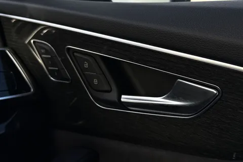 SO71HGD Audi Q8 Black Edition 55 TFSI quattro 340 PS tiptronic Thumbnail #22