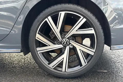 YD23GJL Volkswagen Golf 1.5 TSI R-Line 5dr, PAN ROOF, 18' BERGAMO ALLOYS Thumbnail #9