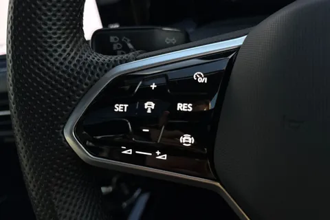 YD23GJL Volkswagen Golf 1.5 TSI R-Line 5dr, PAN ROOF, 18' BERGAMO ALLOYS Thumbnail #32