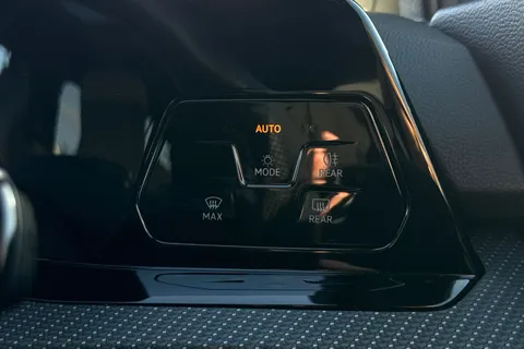 YD23GJL Volkswagen Golf 1.5 TSI R-Line 5dr, PAN ROOF, 18' BERGAMO ALLOYS Thumbnail #35