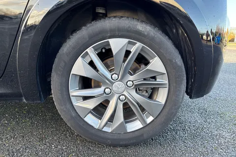 DV71SGX PEUGEOT e-208 50kWh Allure Premium Auto 5dr Thumbnail #11