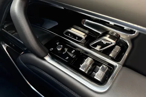 26 of 51 for Land Rover Range Rover 3.0 D300 SE 5dr