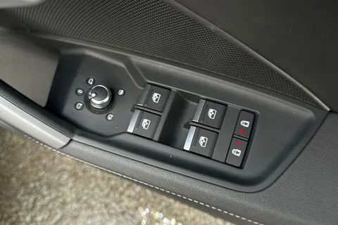 DK25XKZ Audi A3 Black Edition 35 TFSI 150 PS S tronic Thumbnail #21