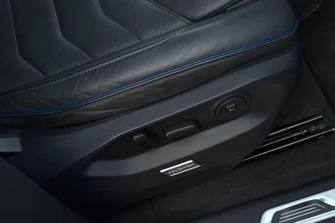 MT23VHX Volkswagen Touareg 3.0 V6 TSI PHEV 4Motion R 5dr Tip Auto, TOW BAR, DYNAUDIO, MASSAGE SEATS Thumbnail #34