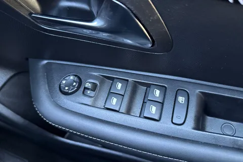 YS24BVY PEUGEOT e-208 50kWh E-Style Auto 5dr (7.4kW Charger) Thumbnail #39