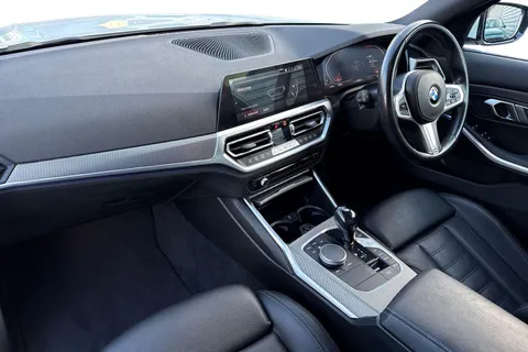 YJ21SNC BMW 3 Series 2.0 318i M Sport Auto Euro 6 (s/s) 4dr Thumbnail #15