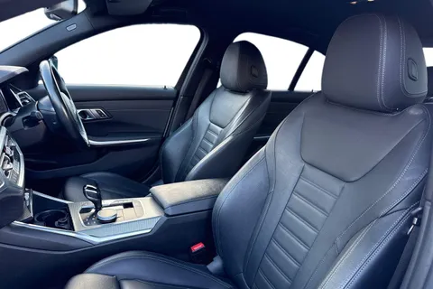 YJ21SNC BMW 3 Series 2.0 318i M Sport Auto Euro 6 (s/s) 4dr Thumbnail #16