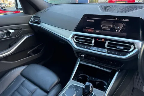 YJ21SNC BMW 3 Series 2.0 318i M Sport Auto Euro 6 (s/s) 4dr Thumbnail #20