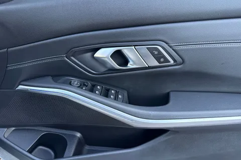 YJ21SNC BMW 3 Series 2.0 318i M Sport Auto Euro 6 (s/s) 4dr Thumbnail #21