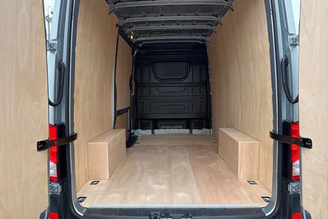 CX75JXJ Volkswagen Crafter 2.0 TDI CR30 Commerce FWD MWB High Roof Euro 6 (s/s) 5dr Thumbnail #7
