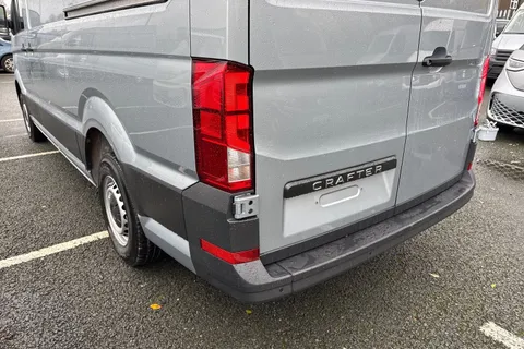 CX75JWD Volkswagen Crafter 2.0 TDI CR35 Commerce FWD MWB High Roof Euro 6 (s/s) 5dr Thumbnail #8