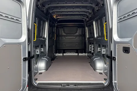 CX75JXW Volkswagen Crafter 2.0 TDI CR35 Commerce Plus Auto FWD MWB High Roof Euro 6 (s/s) 5dr Thumbnail #7