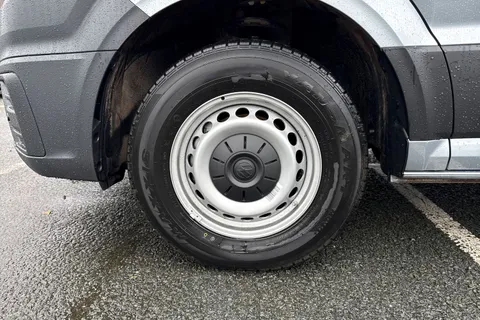 CX75JWD Volkswagen Crafter 2.0 TDI CR35 Commerce FWD MWB High Roof Euro 6 (s/s) 5dr Thumbnail #10