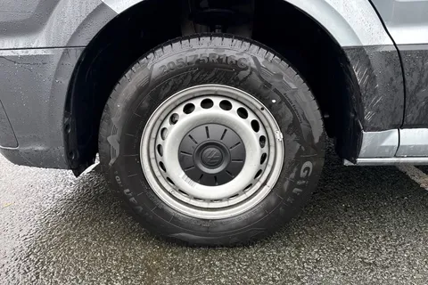 CX75JXJ Volkswagen Crafter 2.0 TDI CR30 Commerce FWD MWB High Roof Euro 6 (s/s) 5dr Thumbnail #10