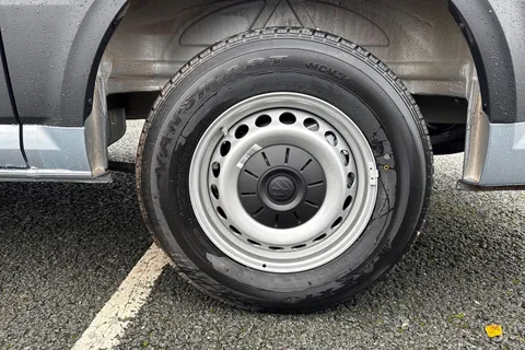 CX75JWD Volkswagen Crafter 2.0 TDI CR35 Commerce FWD MWB High Roof Euro 6 (s/s) 5dr Thumbnail #11