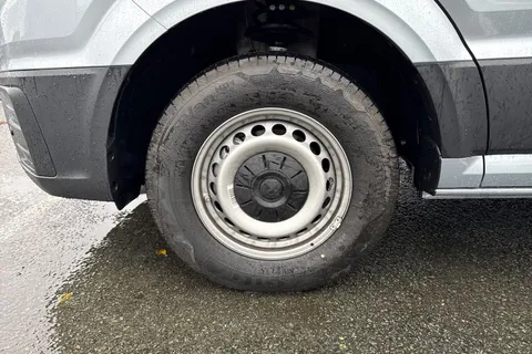 CX75JXW Volkswagen Crafter 2.0 TDI CR35 Commerce Plus Auto FWD MWB High Roof Euro 6 (s/s) 5dr Thumbnail #10