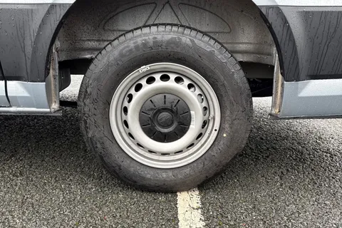 CX75JXW Volkswagen Crafter 2.0 TDI CR35 Commerce Plus Auto FWD MWB High Roof Euro 6 (s/s) 5dr Thumbnail #11