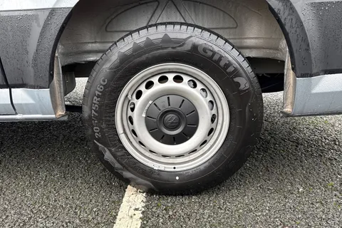 CX75JXJ Volkswagen Crafter 2.0 TDI CR30 Commerce FWD MWB High Roof Euro 6 (s/s) 5dr Thumbnail #11