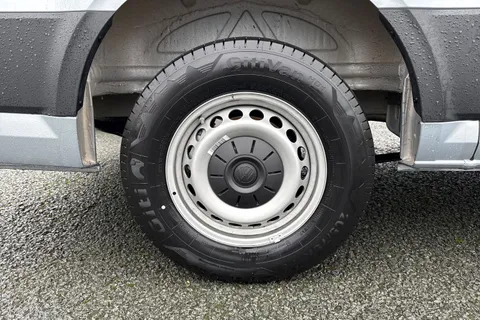 CX75JXJ Volkswagen Crafter 2.0 TDI CR30 Commerce FWD MWB High Roof Euro 6 (s/s) 5dr Thumbnail #12