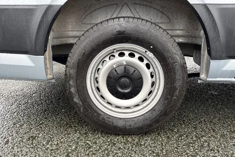 CX75JXW Volkswagen Crafter 2.0 TDI CR35 Commerce Plus Auto FWD MWB High Roof Euro 6 (s/s) 5dr Thumbnail #12