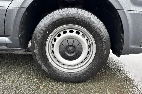 CX75JWZ Volkswagen Crafter 2.0 TDI CR35 Commerce FWD LWB High Roof Euro 6 (s/s) 5dr Thumbnail #13