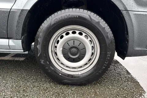 CX75JXJ Volkswagen Crafter 2.0 TDI CR30 Commerce FWD MWB High Roof Euro 6 (s/s) 5dr Thumbnail #13