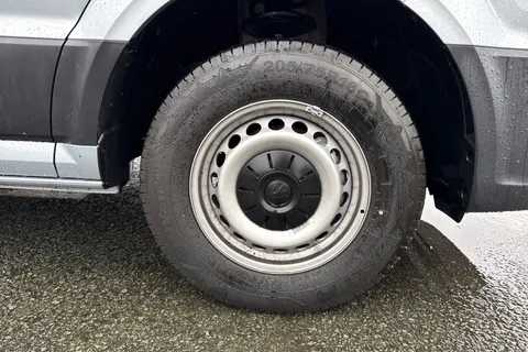 CX75JXW Volkswagen Crafter 2.0 TDI CR35 Commerce Plus Auto FWD MWB High Roof Euro 6 (s/s) 5dr Thumbnail #13