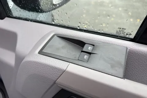 CX75JWD Volkswagen Crafter 2.0 TDI CR35 Commerce FWD MWB High Roof Euro 6 (s/s) 5dr Thumbnail #21