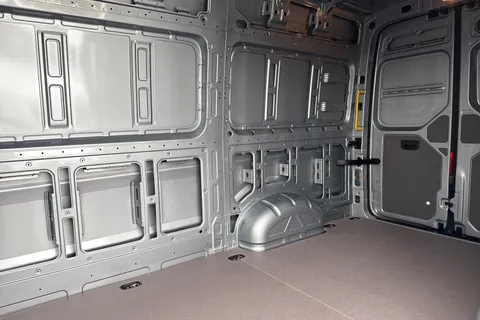 CX75JXW Volkswagen Crafter 2.0 TDI CR35 Commerce Plus Auto FWD MWB High Roof Euro 6 (s/s) 5dr Thumbnail #19