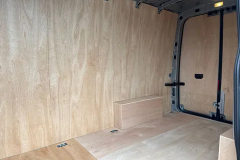 CX75JXJ Volkswagen Crafter 2.0 TDI CR30 Commerce FWD MWB High Roof Euro 6 (s/s) 5dr Thumbnail #19