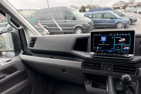 CX75JXJ Volkswagen Crafter 2.0 TDI CR30 Commerce FWD MWB High Roof Euro 6 (s/s) 5dr Thumbnail #20