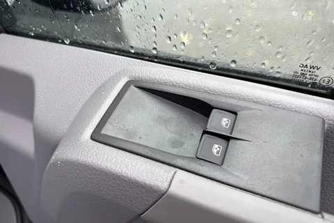 CX75JWZ Volkswagen Crafter 2.0 TDI CR35 Commerce FWD LWB High Roof Euro 6 (s/s) 5dr Thumbnail #21