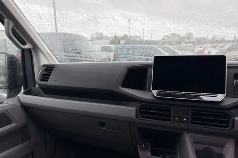 CX75JXW Volkswagen Crafter 2.0 TDI CR35 Commerce Plus Auto FWD MWB High Roof Euro 6 (s/s) 5dr Thumbnail #20