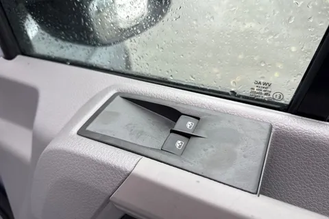 CX75JXJ Volkswagen Crafter 2.0 TDI CR30 Commerce FWD MWB High Roof Euro 6 (s/s) 5dr Thumbnail #21