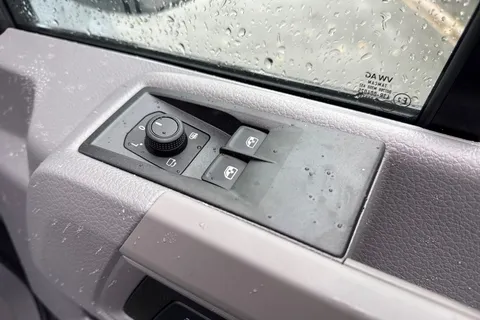 CX75JXW Volkswagen Crafter 2.0 TDI CR35 Commerce Plus Auto FWD MWB High Roof Euro 6 (s/s) 5dr Thumbnail #21