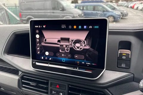 CX75JXJ Volkswagen Crafter 2.0 TDI CR30 Commerce FWD MWB High Roof Euro 6 (s/s) 5dr Thumbnail #22