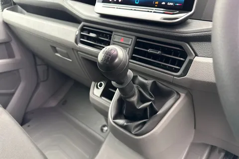 CX75JWZ Volkswagen Crafter 2.0 TDI CR35 Commerce FWD LWB High Roof Euro 6 (s/s) 5dr Thumbnail #23