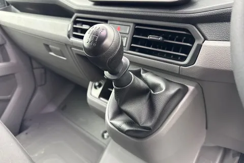 CX75JXJ Volkswagen Crafter 2.0 TDI CR30 Commerce FWD MWB High Roof Euro 6 (s/s) 5dr Thumbnail #23