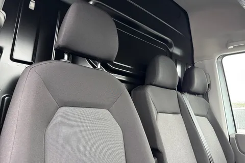 CX75JXJ Volkswagen Crafter 2.0 TDI CR30 Commerce FWD MWB High Roof Euro 6 (s/s) 5dr Thumbnail #24