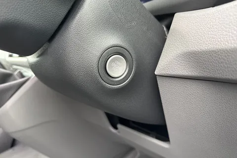 CX75JWD Volkswagen Crafter 2.0 TDI CR35 Commerce FWD MWB High Roof Euro 6 (s/s) 5dr Thumbnail #28