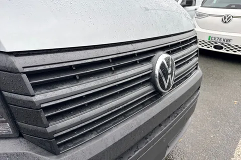 CX75JXJ Volkswagen Crafter 2.0 TDI CR30 Commerce FWD MWB High Roof Euro 6 (s/s) 5dr Thumbnail #25