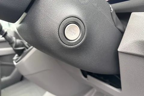 CX75JWZ Volkswagen Crafter 2.0 TDI CR35 Commerce FWD LWB High Roof Euro 6 (s/s) 5dr Thumbnail #28