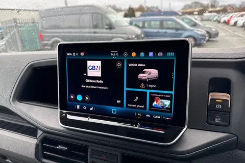 CX75JWD Volkswagen Crafter 2.0 TDI CR35 Commerce FWD MWB High Roof Euro 6 (s/s) 5dr Thumbnail #31