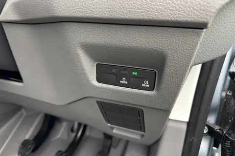 CX75JXJ Volkswagen Crafter 2.0 TDI CR30 Commerce FWD MWB High Roof Euro 6 (s/s) 5dr Thumbnail #27