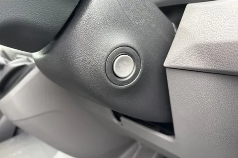 CX75JXJ Volkswagen Crafter 2.0 TDI CR30 Commerce FWD MWB High Roof Euro 6 (s/s) 5dr Thumbnail #28